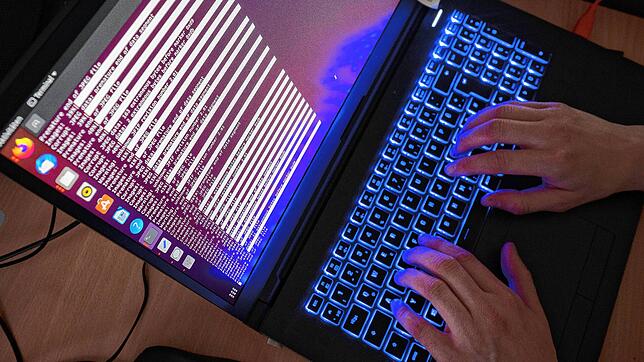 Zwei Computer stellte die Polizei bei dem wegen Nachstellung angeklagten Mann sicher. Sie wurden möglicherweise für anonyme Nachrichten ...