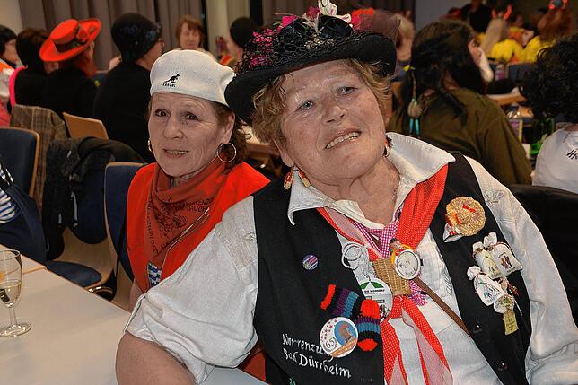 Bild 34: Rund 200 Frauen feiern im katholischen Pfarrsaal ausgelassen Fasnet