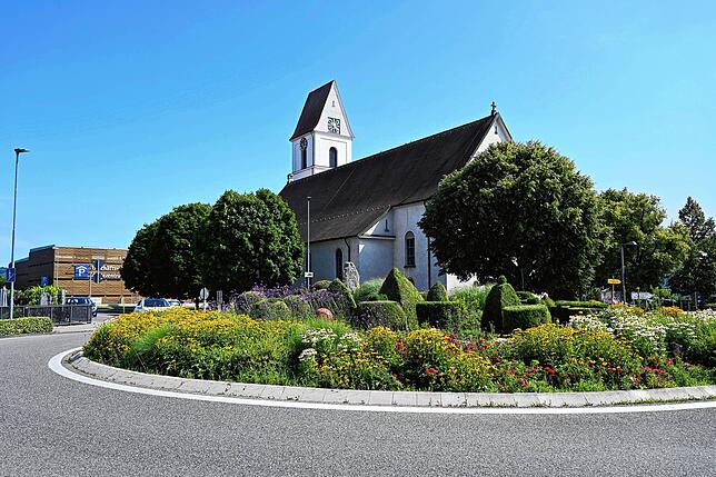 Katholische Kirche Herz Jesu in Unterlauchringen mit dem neu errichteten Parkhaus im Hintergrund.