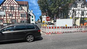 Hier darf aktuell aufgrund einer Baumaßnahme keiner hineinfahren: die Kindlebildstraße in Fahrtrichtung Reichenau.