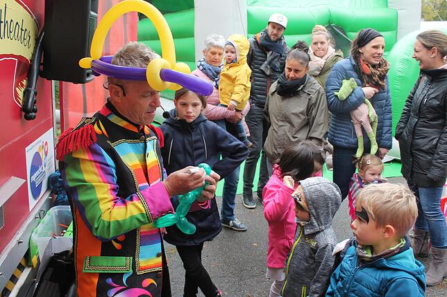 „Ronny Ballony“ erfreut die Kinder nicht nur mit allerlei Ballonkunst, sondern auch als Zauberer oder als Puppenspieler im ...