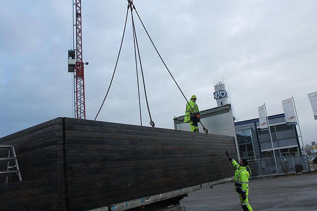 Den Aufbau der Eisbahn unterstützt die Firma Holzbau Müller aus Fützen mit einem Kran. Bild: Reiner Baltzer