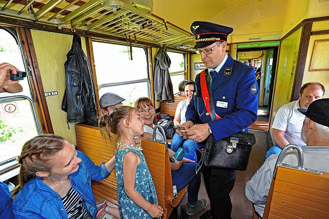Stilecht wie vor 120 Jahren: In der Sauschwänzlebahn entwertet der Schaffner Tharsi Berling die Fahrkarte noch mit dem Knipser (Lochzange).