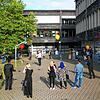 Der Realschul-Abschluss in Stühlingen: Eltern und Jugendliche lassen Luftballons mit Wünschen der Entlasschüler in den Sommerhimmel ...