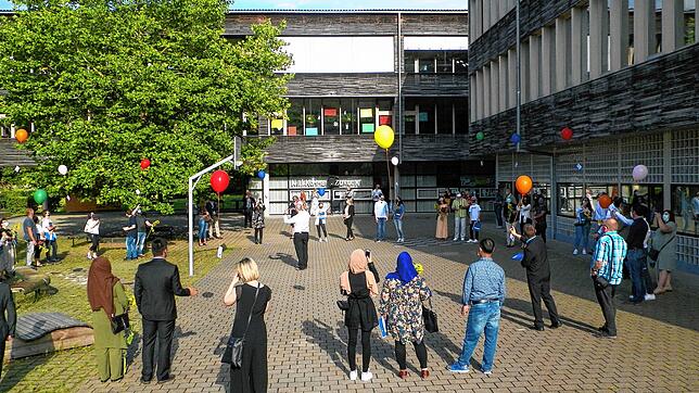 Der Realschul-Abschluss in Stühlingen: Eltern und Jugendliche lassen Luftballons mit Wünschen der Entlasschüler in den Sommerhimmel ...