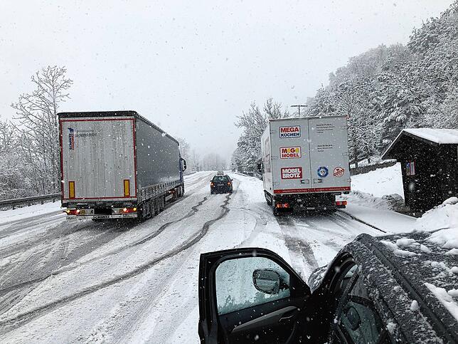 Die ersten Laster und Autos sind am Donnerstagmorgen aufgrund des starken Schneefalls bereits kurz hinter der Abfahrt Eschbach aus ...