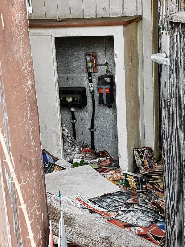 Unbekannte nutzen es als Müllabladeplatz zwischen den Gleisen.