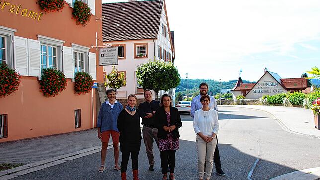 Bernhard Muffler vom Seilermuseum, Künstlerin Sybille Trefflich, Frank Weigelt, Leiter der VHS-Hauptstelle Stockach, Kulturamtsleiterin ...