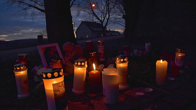 Über den Tag kamen an der Gedenkstelle für Sabrina P. am Stadtwall immer mehr Kerzen und Blumen hinzu.