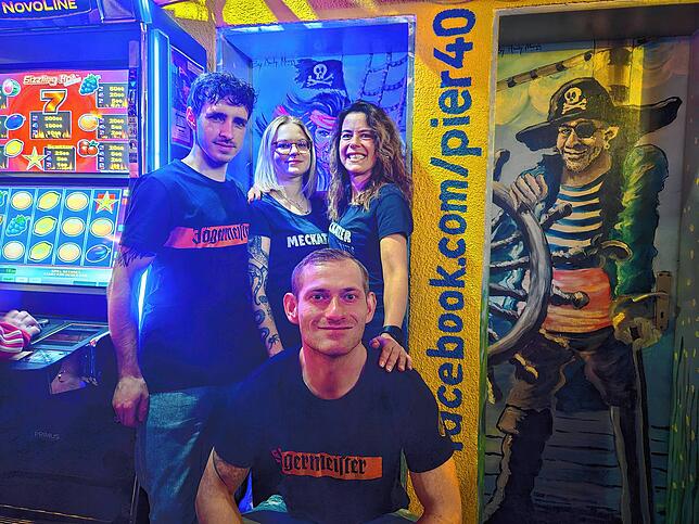 Das Team der Hafenkneipe von links: Adrian Wölke, Denise Rudolf, Laila Klinger und vorne Hardy Jendriewski.