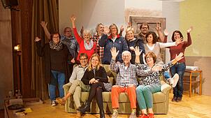 Sorgen für Lacher und Überraschungen: die Theatergruppe während einer der aktuellen Proben. Bild: Andreas Merk
