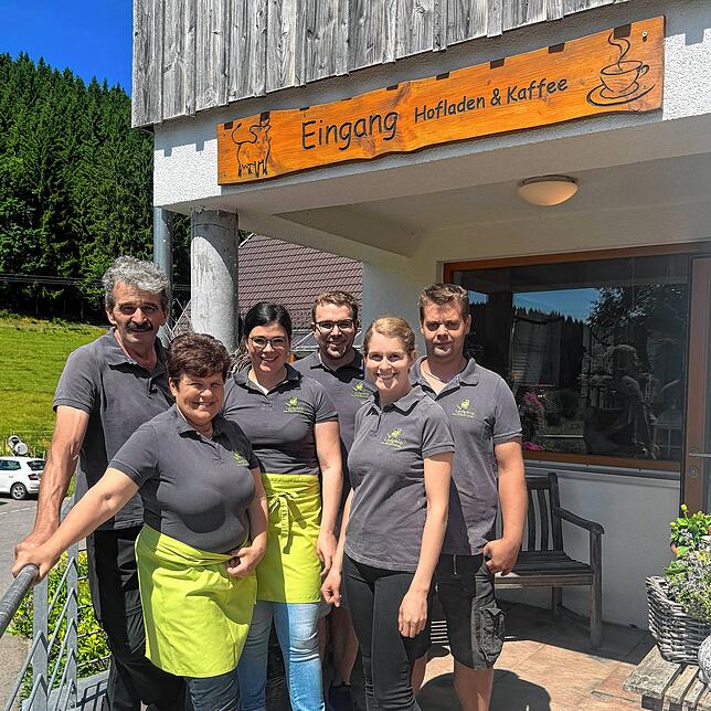 Sie stehen für das familiäre Miteinander im „Landgenuss im Maierstal“ (von links): Friedbert und Gaby Fichter mit ihren Kindern Sabrina, ...