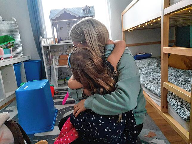 Tochter Zeliha umarmt ihre Mama.