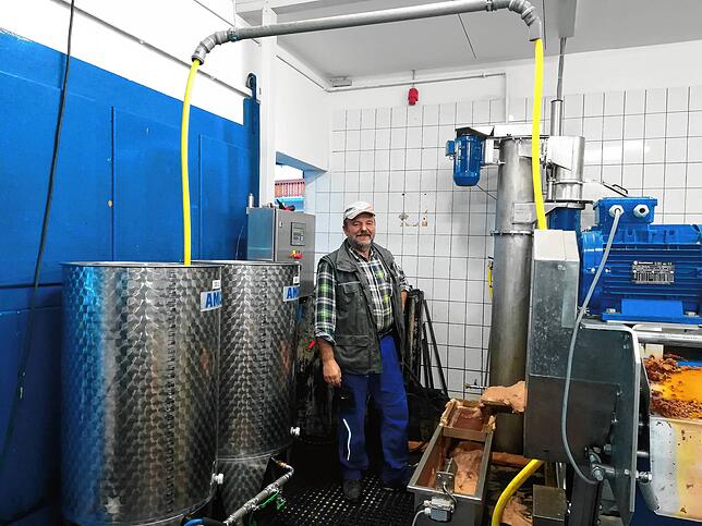 So sieht eine moderne Mosterei aus: Matthias Preis stellt die Anlage der Fürstenberger Mosterei vor.