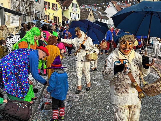Bild 32: Narren feiern ausgelassen &ndash; Bilder vom Umzug (Teil 2)