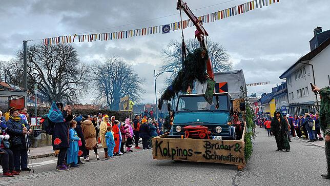Viel Rauch um nichts: Hier freut man sich beim großen Fasnachtsmändig-Umzug in Bonndorf auf die Cannabis-Legalisierung.