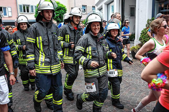 In Sportkleidung zu laufen ist auch zu einfach für die harten Frauen und Männer der Radolfzeller Feuerwehr.