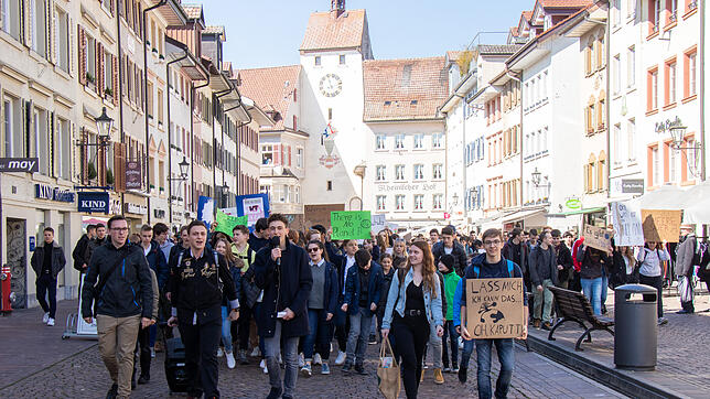 Fridays For Future: Waldshuter Schüler auf ihrem Marsch durch die Kaiserstraße für mehr Verantwortungsbewusstsein in Sachen Klima.