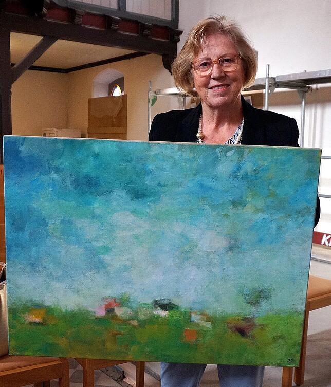 Mit Acrylfarben: Erika Aichelmann aus Rheinfelden ersteigerte das Bild „Landschaft“ von Inge Götz.