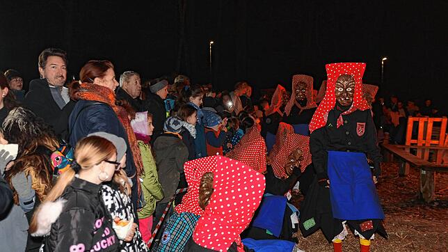 Bild 20: Konstanzer Fasnacht: Im Uniwald tanzen Narren und Mäschgerle am Feuer