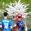 Luca Blum (rotes Trikot) gewinnt ein Kopfballduell im heiß umkämpften Derby in der Bezirksliga Schwarzwald.