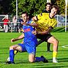 Hier kann der Denkinger Jan Ammann (hinten) den F.A.L.-Torjäger Mark Burgenmeister vom Ball trennen.