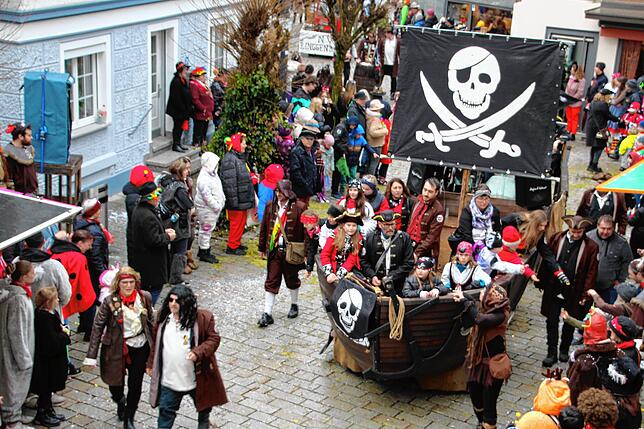 Umzug am Fasnetsmändig in Meßkirch: Die Bachpiraten aus Ringgenbach.