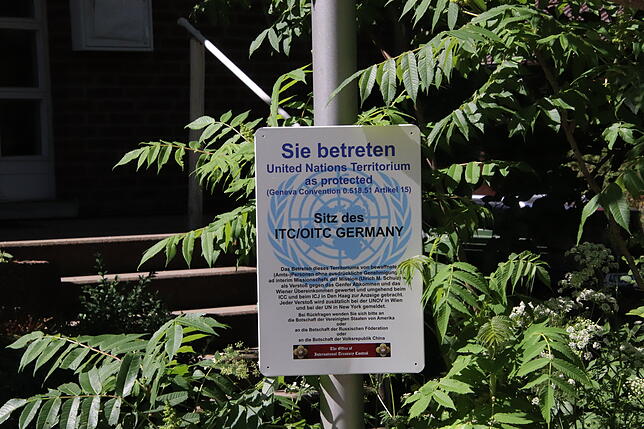 Dieses Schild steht vor ihrem Haus. Es macht auf ihr eigenes Staatsgebiet aufmerksam.