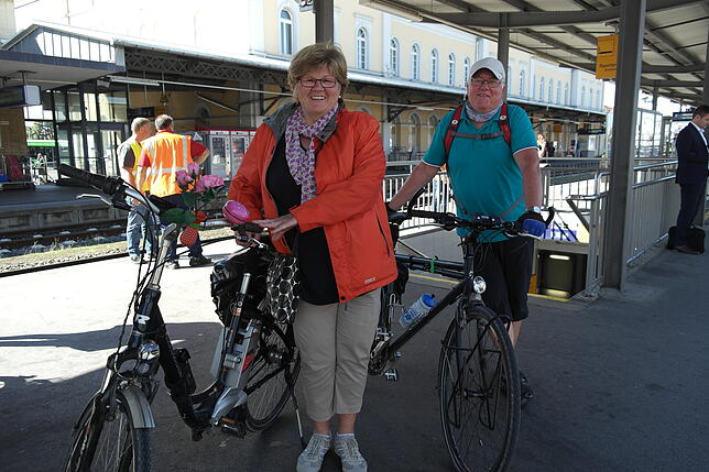 Fahrradurlaub am Bodensee: Für Petra und Jürgen Müller-Beier ist der Stadtbahnhof Friedrichshafen nicht sehr radlerfreundlich.