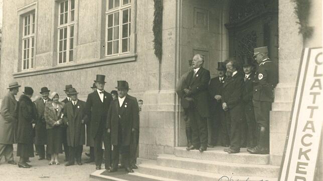 Bürgermeister Georg Leber eröffnete auf den Treppen der Talschule im Oktober 1933 die Glattacker-Ausstellung anlässlich der Verleihung ...