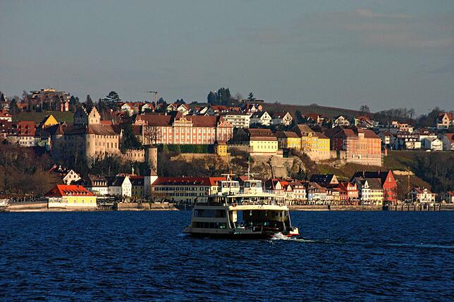 Eine Fähre von Konstanz steuert Meersburg an. In dem Ort, in dem sich bei schönem Wetter sonst die Urlauber drängen, sind viele ...