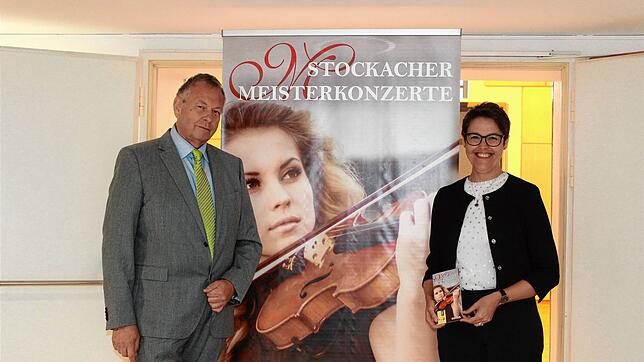 Dirigent Georg Mais und Christa Bart vom Kulturamt organisieren die 31. Saison der Stockacher Meisterkonzerte. Sie freuen sich auf sechs ...