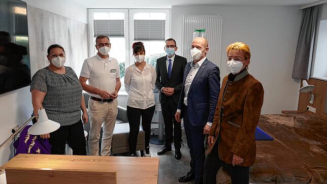 Regina Müller (von links), Vyllautas Toliusis, Sabrina Hörmann, Landrat Sven Hinterseh, Bürgermeister Jonathan Berggötz und ...