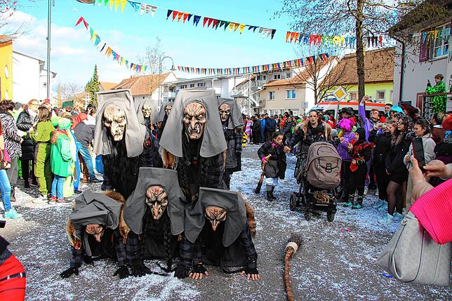 Hexenpyramide: Auch die Menhirhexen aus Degernau wagten sich an eine Menschenpyramide am Sonntag. Am Abend zuvor hatten sie mit ihrer ...