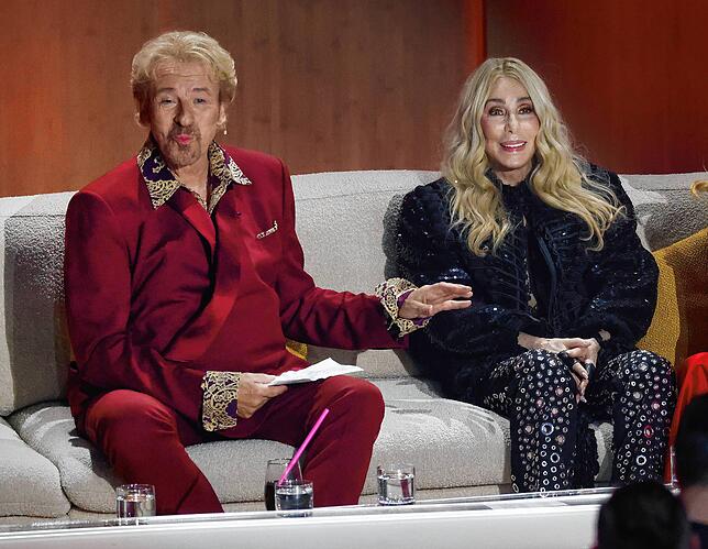 Moderator Thomas Gottschalk spricht während der ZDF-Show „Wetten, dass..?“ mit der Sängerin Cher. Gottschalk moderiert zum ...
