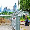 Polizisten begehen den Verhandlungsort vor den Toren von Frankfurt.
