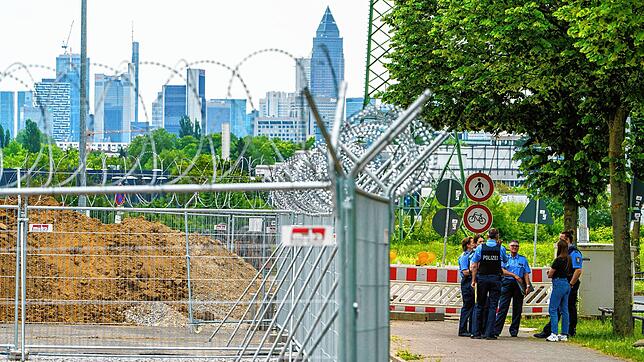 Polizisten begehen den Verhandlungsort vor den Toren von Frankfurt.