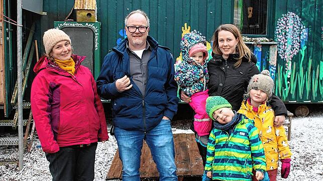 Neue Perspektiven für den Donaueschinger Waldkindergarten „Apfelbäumchen“: Leiterin Jessica Lippert (von links), Tobias Rosenstiel, ...