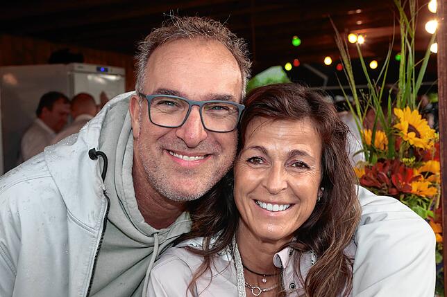 Bild 10: Ein Prosit der Gemütlichkeit! Fotos vom zweiten Abend beim Reichenauer Weinfest 2025