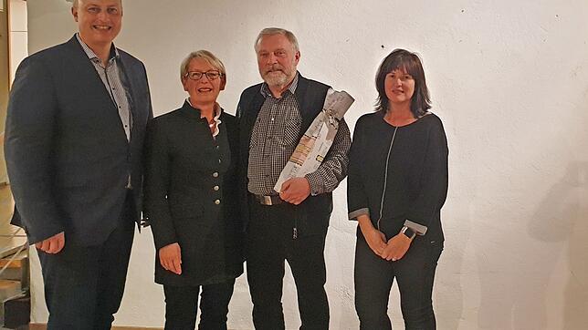 Jetzt geht es in den Ruhestand: Bürgermeister Michael Kollmeier, Luzia und Gerhard Hopfinger sowie die stellvertretende ...