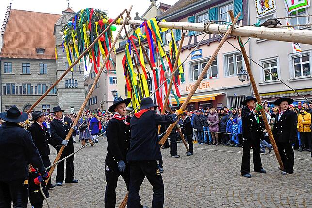 Die Zimmermannsgilde stellt am Schmotzigen Dunschdig den Narrenbaum – in alter, traditioneller Technik.