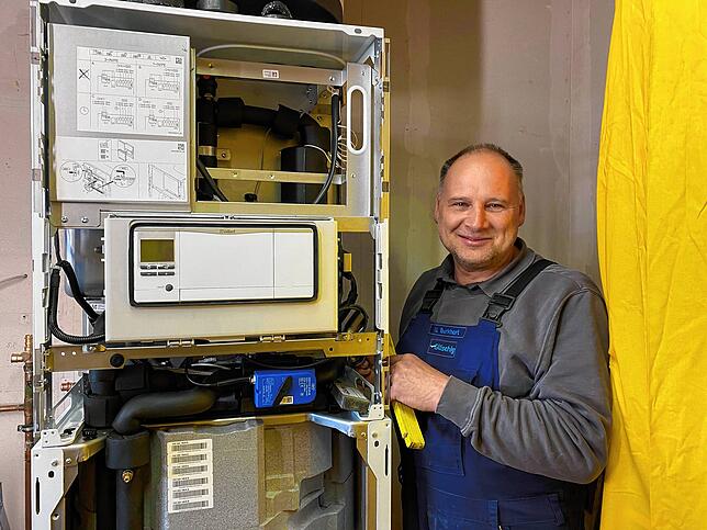 Jetzt kann sie bald in Betrieb gehen: Wolfgang Burkhart, Mitarbeiter der Firma Gläschig, baut das Innenleben der neuen Wärmepumpe ein.