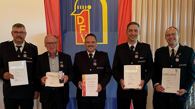 Die Geehrten des Kreisfeuerwehrverbands (von links): Thomas Mutter, Manfred Weber, Clemens Huber, Edin Muslic und Oliver Kraus.