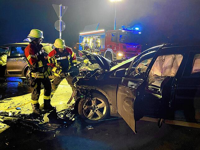 Die Helfer der Feuerwehr war mit drei Fahrzeugen und zwölf Einsatzkräften vor Ort im Einsatz.