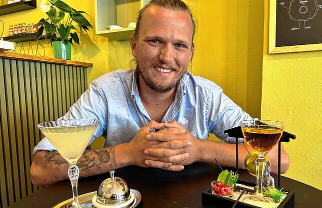 Julian Hischmann mit zwei seiner Kreationen. Der gelernte Veranstaltungskaufmann mischt seit 15 Jahren Cocktails, und das sehr ...