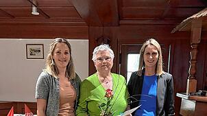 Julia Matt (Mitte) ist seit 50 Jahren bei den Landfrauen Indlekofen. Marion Maise (links) und Sandra Ebi dankten ihr. Foto: Bettina Ebi