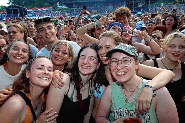 Bild 4: Hier spielt die Musik! Fans tanzen vor den Bühnen beim Campus-Festival 2025