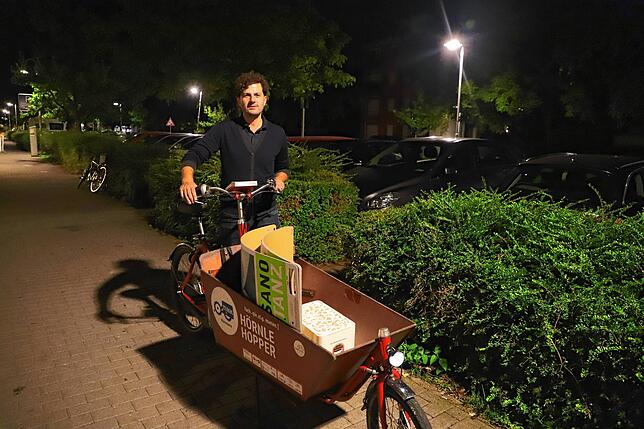 Der Kandidat Luigi Pantisano mit Lastenrad und Plakaten im Paradies unterwegs