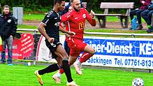 Ehrentreffer: Der eingewechselte Sebastian Rupp (hinten, gegen Catu Hucke) ließ mit seinem Tor zum 1:1 beim FC Wallbach etwas Hoffnung ...