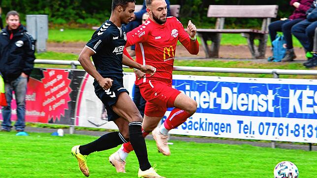 Ehrentreffer: Der eingewechselte Sebastian Rupp (hinten, gegen Catu Hucke) ließ mit seinem Tor zum 1:1 beim FC Wallbach etwas Hoffnung ...